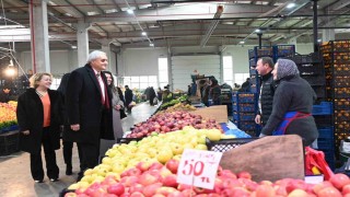 Başkan Bakkalcıoğlu pazar esnafını ziyaret etti