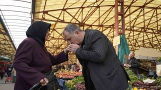 Başkan Balaban pazarda halkın sorunlarını dinledi