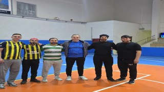 Başkan Dilsizden kız voleybol takımına maç öncesi motivasyon desteği