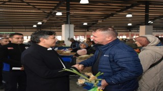 Başkan Durgut pazarda esnaflarla buluştu