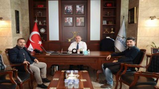 Başkan vatandaşları makamında ağırlıyor