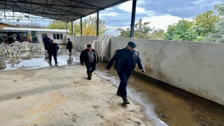 Başkan Zencirci, su basan düğün salonunda incelemelerde bulundu