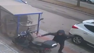 Batmanda park halindeki motosikletten telefon çalan hırsız kameraya yansıdı