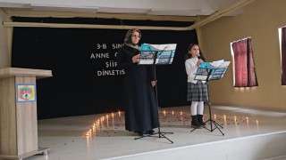 Bayburtta anneler çocuklarıyla sahnede şiir okudu