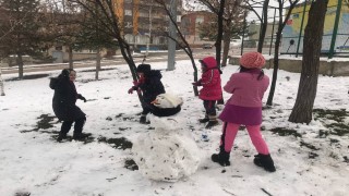 Bayburtta çocukların kar eğlencesi