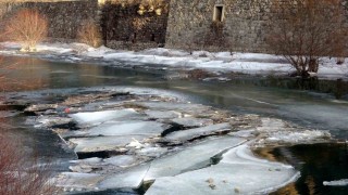 Bayburtta Çoruh nehri kısmi buz tuttu