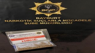Bayburtta durdurulan araçtaki 2 şahsın üzerinde uyuşturucu madde bulundu
