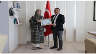 Bayburtta emekliye ayrılan öğretmenlere ve personellere hizmet şeref belgesi verildi