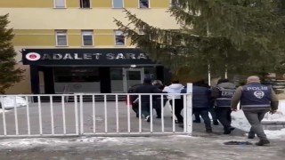 Bayburtta kaçak göçmenleri ülkeye sokan 4 organizatör yakalandı: 1 kişi tutuklandı