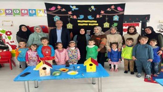 Bayburtta öğrenciler anneleriyle birlikte kuş evleri boyadılar