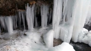 Bayburtta Sırakayalar Şelalesi buz tuttu
