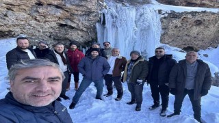 Bayburtta Sırakayalar Şelalesi buz tuttu