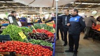 Bayraklı zabıtasından pazar yeri denetimi