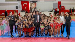 Bayraklıda, jimnastik ve bale kursiyeri çocuklardan renkli gösteri