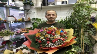 Bereket ve şans getirdiğine inanılan kokina çiçekleri yok satıyor