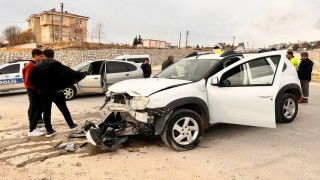 Besnide iki otomobil çarpıştı: 2 yaralı