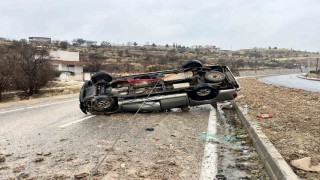 Besnide kamyonet takla attı: 1 yaralı