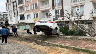 Besnide otomobil apartman boşluğuna düştü