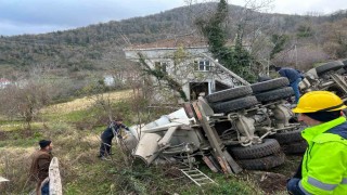 Beton mikseri devrildi, sürücü yara almadan kurtuldu