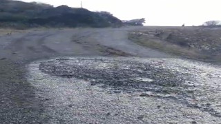 Beton mikseri yola çimento dökerek ilerledi