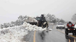 Beyaza bürünen Muğlada yollar ulaşıma açıldı