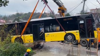 Beykozda yokuş aşağı kayan İETT otobüsü evin bahçesine düştü