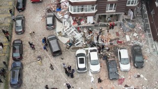 Beylikdüzünde 14 katlı bir binada patlama: 1 ölü, 3 yaralı