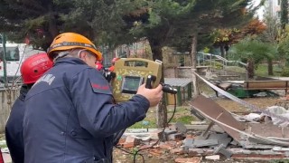 Beylikdüzünde binadaki patlama sonrası yeraltı görüntüleme cihazı ile arama yapılıyor