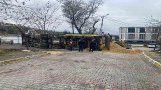 Beylikdüzünde İSKİnin çalışması sırasında yol çöktü, hafriyat kamyonu devrildi