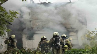 Beyoğlunda 2 katlı ahşap binada yangın çıktı, bitişikteki dairede uyuyan 2 kişi böyle kurtarıldı