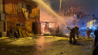 Beyoğlunda 3 katlı ahşap bina alevlere teslim oldu