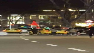 Beyoğlunda trafikte gençlerin patenle tehlikeli yolculuğu kamerada