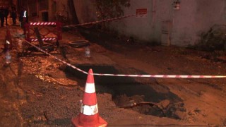Beyoğlunda yol çöktü, 2 daireyi su bastı: Vatandaş İSKİye tepki gösterdi