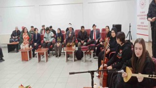 Bilecikli lise öğrencilerinden yaşlı çınarlara konser