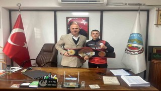 Bilecikli şampiyon dövüş sporcusu sevincini Başkan Torun ile paylaştı