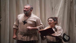 Bilecikte ‘Bir Baba Hamlet adlı tiyatro oyunu büyük ilgi gördü
