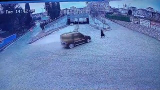 Bilecikte hafif ticari aracın yayaya çarpma anı güvenlik kamerasına yansıdı