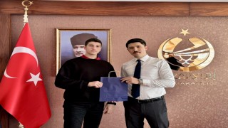 Bilecikte ikinci olan öğrencileri makamında kabul etti