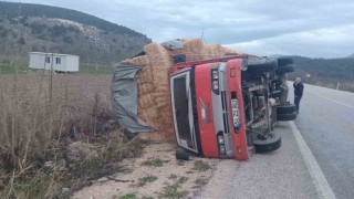 Bilecikte saman yüklü kamyon devrildi