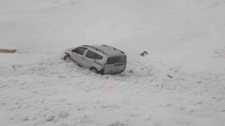 Bingölde araç şarampole yuvarlandı: 3 yaralı
