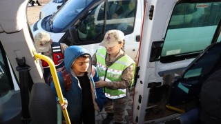Bingölde jandarma, okul çevrelerini ve servislerini denetledi