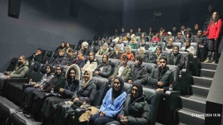 Bingölde polis ekipleri öğrencileri sinemaya götürdü