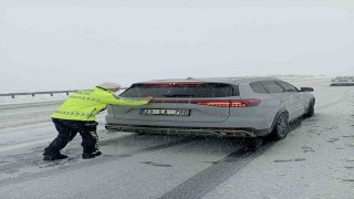 Bingölde yolda kalan sürücülerin imdadına polis ekipleri yetişti