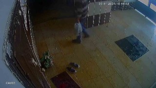 Bisiklet çalarken dikkat çekmemek için apartmana alışveriş poşetiyle girdi