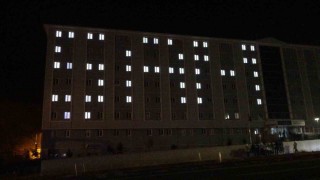 Bitlisteki Suriyeli kız öğrenciler yurt ışıkları ile ‘Şam yazdı