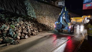 Bodrumda istinat duvarı karayoluna çöktü
