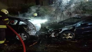 Bodrumda sanayi sitesine yıldırım düştü: İki araç yandı
