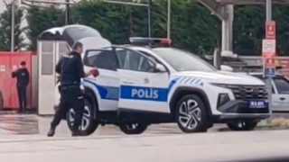 Boluda polis memurunun araç yıkadığını gören oto yıkamacıdan örnek davranış