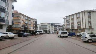 Boşanma aşamasındaki eşinin evinde bıçağı boğazına dayayıp intihara kalkıştı