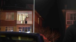 Bunalıma giren şahıs polise direndi: Evinin camlarını kırıp sokağa fırlattı
